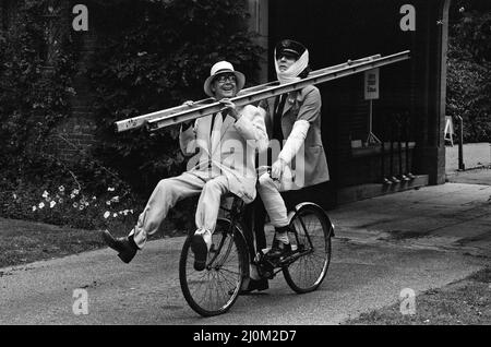 Eric Morecambe und Tom Baker vor Ort im Hever Castle, wo sie einen Comedy-Film drehen. 18.. August 1982. Stockfoto