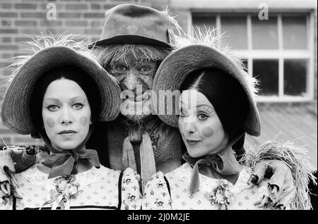 Worzel Gummidge, die Lieblingsfernsehers der Kinder, bekommt von Tante Sally genug Ärger, aber jetzt kommt sie vor die Kulissen und hat in Form von Tante Sally II doppelte Probleme Worzel, gespielt von Jon Pertwee, Tante Sally von Una Stubbs (rechts) und Tante Sally II von Connie Booth (links). 6.. August 1981. Stockfoto