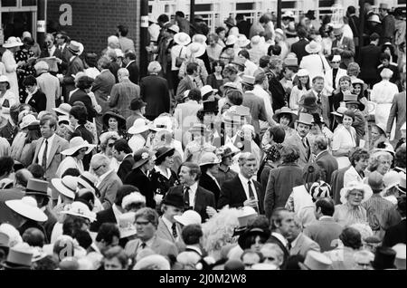 Lady Diana Spencer, in der Mitte im Bandmütze und gestreiftem Oberteil, genießt den Tag mit einigen Freunden am letzten Tag von Royal Ascot. Ein paar Renngänger auf dem Bild rechts erkennen Lady Diana und schauen sich um, um einen Blick auf sie zu werfen. Ascot 1981, war Lady Diana Spencers erster offizieller Besuch bei den Ascot-Rennen, als zukünftiges Mitglied der königlichen Familie. Bild aufgenommen am 18.. Juni 1981. Stockfoto