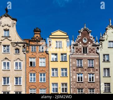 Bunte Hausfronten von Reihenhäusern am Flussufer des Motlawa Flusses in der Altstadt von Danzig Stockfoto