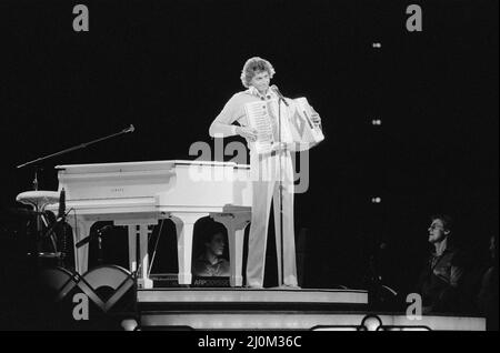 Barry Manilow spielt Akkordeon im Hartford Civic Center, Hartford, Connecticut, Amerika. Dezember 1981. Stockfoto