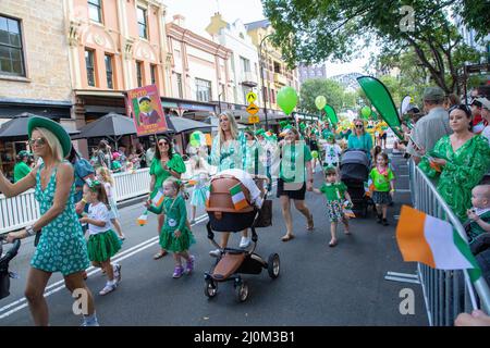 Sydney, Australien. 20.. März 2022. Die Saint Patrick’s Day Parade entlang der George Street im Rocks-Viertel von Sydney. Kredit: Richard Milnes/Alamy Live Nachrichten Stockfoto