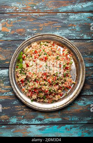 Arabisch-türkischer Salat Tabbouleh von oben Stockfoto