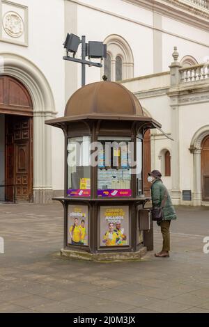 Santa Cruz de Teneriffa, Spanien - 19.. März 2022: Frau kauft an einem Straßenstand Lottoscheine. Stockfoto