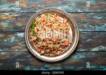 Arabisch-türkischer Salat Tabbouleh von oben Stockfoto