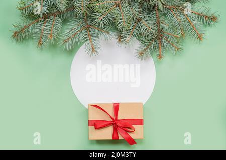 Weihnachtskomposition mit Geschenken, Zweigen und Feiertagselementen auf grünem Hintergrund. Flach liegend. Frohe Weihnachten, Neujahr, weihnachten Stockfoto