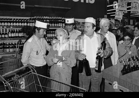 Die Dreharbeiten zu einer Serie von „Terry and June“, bei der sie einen Tagesausflug nach Boulogne Unternehmen, werden in einem Supermarkt abgebildet. Die Schauspielerin June Whitfield spielt June Medford und Terry Scott spielt Terry Medford. 30.. Juni 1982. Stockfoto