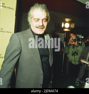 Omar Sharif, Schauspieler und professioneller Bridge-Spieler, nimmt am Langs Supreme Scotch Whisky International Bridge Tournament, um 1981, Teil. Stockfoto