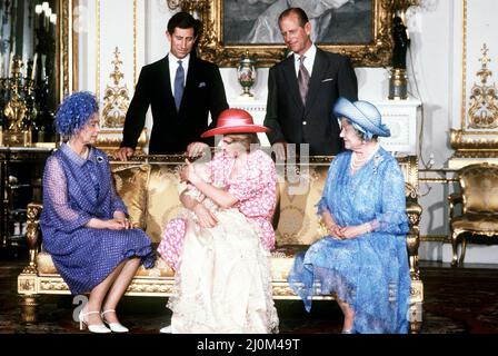 Prinzessin Diana,hält ihren Sohn Prinz William nach einer privaten Taufe im Music Room im White Drawing Room des Buckingham Palace in den Armen.Sie ist umgeben von Familienmitgliedern: Hintere Reihe von links nach rechts: Pricne Charles, Prinz Philip, der Herzog von Edinburgh. Von vorne links nach rechts sitzend: Königin Elizabeth II. Und Königin Elizabeth, die Königin Mutter. Der Prinz wurde im traditionellen Gewand aus Honiton-Spitze getauft. 4.. August 1982. Stockfoto