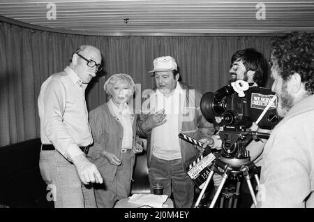 Dreharbeiten zu einer Serie von „Terry and June“, wo sie einen Tagesausflug nach Boulogne Unternehmen. Die Schauspielerin June Whitfield spielt June Medford und Terry Scott spielt Terry Medford. 30.. Juni 1982. Stockfoto