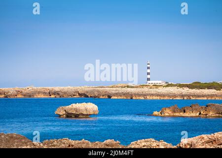 Landschaftlich schöner Leuchtturm von Artrutx bei Sonnenuntergang in Menorca, Spanien Stockfoto