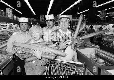 Die Dreharbeiten zu einer Serie von „Terry and June“, bei der sie einen Tagesausflug nach Boulogne Unternehmen, werden in einem Supermarkt abgebildet. Die Schauspielerin June Whitfield spielt June Medford und Terry Scott spielt Terry Medford. 30.. Juni 1982. Stockfoto