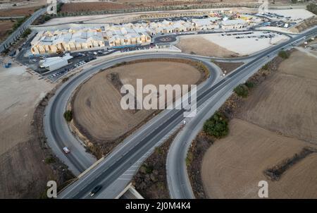 Luftdrohnenansicht einer modernen Motorwat-Kreuzung. Straßentransport im Einkaufszentrum. Stockfoto