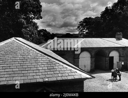 Eine andere Ansicht der Eston NAB, da die Wolken über den Hügeln liegen, die von den Ställen in Ormesby Hall abgebildet sind. 14.. Juni 1981. Stockfoto