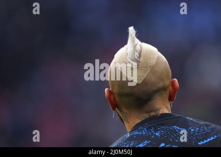 Mailand, Italien, 19.. März 2022. Arturo Vidal vom Wappen des FC Internazionale wird beim Aufwärmen vor dem Spiel der Serie A in Giuseppe Meazza, Mailand, gesehen. Bildnachweis sollte lauten: Jonathan Moscrop / Sportimage Stockfoto