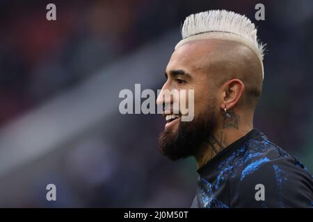 Mailand, Italien, 19.. März 2022. Arturo Vidal vom Wappen des FC Internazionale wird beim Aufwärmen vor dem Spiel der Serie A in Giuseppe Meazza, Mailand, als er lächelt. Bildnachweis sollte lauten: Jonathan Moscrop / Sportimage Stockfoto