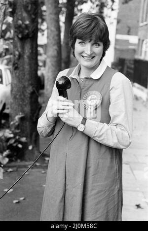 Harriet Harman, eine potenzielle Labour-Abgeordnete im Parlament, tourt durch Peckham, wo sie bei der heutigen Nachwahl als Kandidatin kandidiert.28.. Oktober 1982. Stockfoto