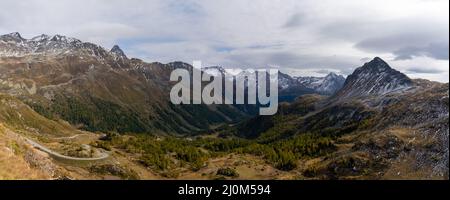 Blick auf die kurvenreiche Bergstraße über den Berninapass ins Val Poschiavo in der südlichen Schweizer Alp im Spätherbst Stockfoto