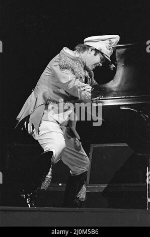 Elton John in Concert am Birmingham Odeon während seiner "Jump Up Tour". 22. November 1982. Stockfoto