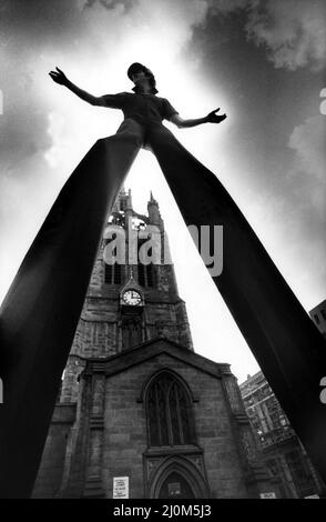 Hoch Gehen! Weltmeister Stelzenläufer John Long drehte sich am 2.. April 1982 ein paar Köpfe, als er durch das Stadtzentrum von Newcastle schlendert Stockfoto