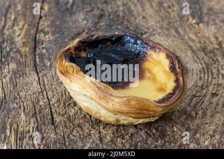Portugiesische Pasteis des nata in Holz Stockfoto