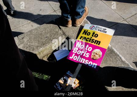 London, England, Großbritannien. 19. März 2022. Eine Szene aus dem Marsch gegen Rassismus im Londoner Stadtzentrum vor dem UN-Antirassistentag. Der von Stand Up to Racism (SUTR) organisierte marsch brachte antirassistische Aktivisten, Aktivisten für Flüchtlingsrechte, Gewerkschafter und Studenten zusammen. Die Organisatoren sagten von der Bühne aus, dass 'bis zu 10.000' sich der Demonstration in London anschlossen. (Bild: © Sabrina Merolla/ZUMA Press Wire) Stockfoto