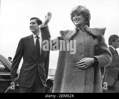 Ihre Königliche Hoheit, die Prinzessin von Wales, Prinzessin Diana und Ihre Königliche Hoheit Prinz Charles, der Prinz von Wales, besuchen Newcastle upon Tynein 1982. Diana trägt einen Himbeer-Mohair-Umstandsmantel mit einem großen rechteckigen Fransenkragen von Bellville Sassoon und einem schwarzen Polka-dot-Umstandskleid mit Rüschenbesatz von Chelsea Design/Catherine Walker. Prinzessin Diana war zu dieser Zeit mit Prinz William, ihrem ersten Kind, im 6. Monat schwanger. Prinz William wurde am 21.. Juni 1982 geboren. Bild aufgenommen am 22.. März 1982 Stockfoto