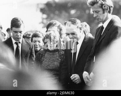 Huyton Mordes, Merseyside, August 1980. John Greenwood 11 und Gary Miller 11 wurden im Sterben auf einer müllhalde des rates gefunden. Sie waren über den Kopf geschlägert und dann unter Müll vergraben worden. Als sie gefunden wurden, waren sie beide noch am Leben, starben aber später an ihren Verletzungen (John Greenwood, 17.. August und Gary Miller, 20.. August). Unser Bild zeigt ... Familie Miller bei der Beerdigung, 3.. September 1980. Stockfoto