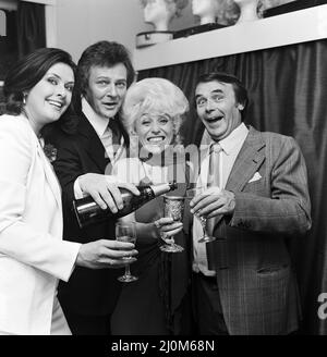 Barbara Windsor hinter der Bühne im Grand Theatre, Blackpool, feiert mit anderen Mitgliedern der Besetzung nach ihrer ersten Aufführung von „The Mating Game“. L-R Kirsten Cooke, Trevor Bister, Barbara Windsor und Jack Smethurst. 27.. Juni 1981. Stockfoto