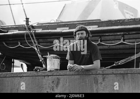 Die Transglobus Expedition kehrt nach Hause zurück. Sir Ranulph Fiennes an Bord des TransGlobe Expedition Bootes Benjamin Bowrin, vor dem Southend Pier vor Anker. Die Transglobus Expedition war die erste Expedition, die eine umpolare Navigation durchführte und die Welt „vertikal“ durch beide Pole führte, wobei nur der Transport auf der Oberfläche verwendet wurde. 27.. August 1982. Stockfoto