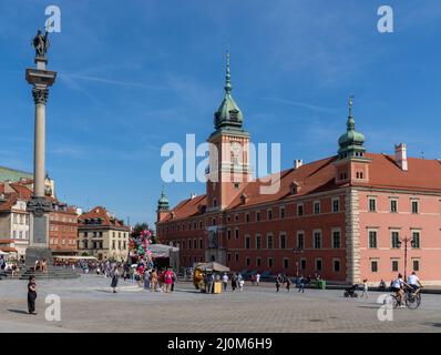 Blick auf den Zamkowy-Platz mit dem Königsschloss und der Sigismund-Säule in der Innenstadt von Warschau Stockfoto