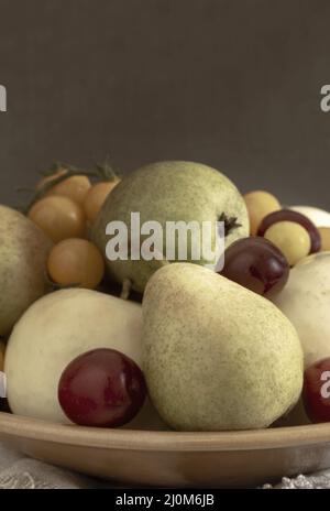 Stillleben: Früchte in einer Keramikplatte Stockfoto