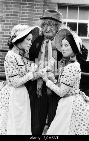 Worzel Gummidge, die Lieblingsfernsehers der Kinder, bekommt von Tante Sally genug Ärger, aber jetzt kommt sie vor die Kulissen und hat in Form von Tante Sally II doppelte Probleme Worzel, gespielt von Jon Pertwee, Tante Sally von Una Stubbs (rechts) und Tante Sally II von Connie Booth (links). 6.. August 1981. Stockfoto