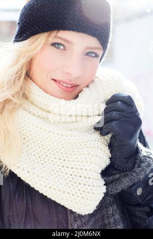 Bereit für den perfekten Skiurlaub. Porträt einer attraktiven und stilvollen jungen Frau, die im Studio posiert. Stockfoto