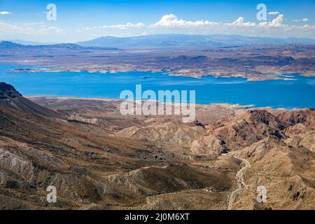 Luftaufnahme der Berge neben Lake Mead Stockfoto