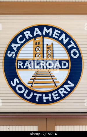 SACRAMENTO, CALIFORNIA, USA - AUGUST 5 : Sacramento Southern Railroad Schild im historischen Zentrum von Sacramento, California, U Stockfoto