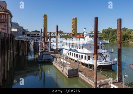 SACRAMENTO, KALIFORNIEN, USA - AUGUST 5 : Hornblower-Boot, das in der Nähe der Tower Bridge in Sacramento, Kalifornien, USA auf Augus festgemacht ist Stockfoto