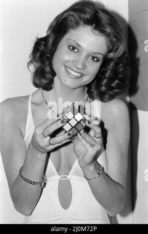 Miss Großbritannien, Michelle Hobson, auf der Toy Fair in Earl's Court. Abgebildet mit einem Rubik's Cube. 1.. Februar 1981 Stockfoto