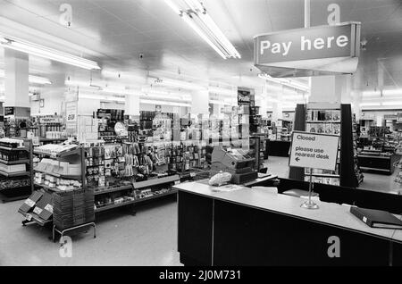 Woolworths Store, Holborn, London, 13.. August 1980. 420pm und kein Mensch in Sicht. Dies ist die Szene in einem Londoner Woolworths-Laden, nachdem sie einen drastischen Rückgang der Gewinne angekündigt hatten. Stockfoto