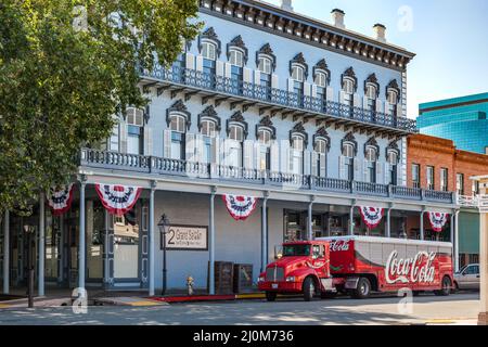 SACRAMENTO, CALIFORNIA, USA - AUGUST 5 : Coca Cola Truck parkt im historischen Zentrum von Sacramento, Kalifornien, USA auf Augus Stockfoto