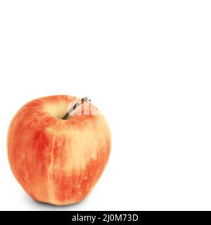 Einfache Komposition mit einem Apfel. Roter Apfel auf einem isolierten Hintergrund. Reifer Apfel in der Ecke auf weißem Hintergrund. Frischer Rip Stockfoto