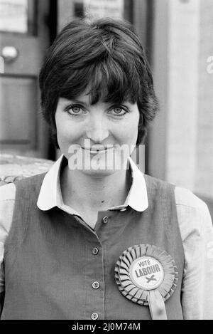 Harriet Harman, eine potenzielle Labour-Abgeordnete im Parlament, tourt durch Peckham, wo sie bei der heutigen Nachwahl als Kandidatin kandidiert.28.. Oktober 1982. Stockfoto