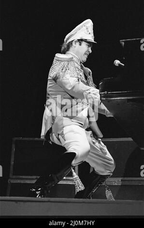 Elton John in Concert am Birmingham Odeon während seiner "Jump Up Tour". 22. November 1982. Stockfoto