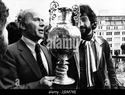 Ron Saunders, Manager der Aston Villa, und Denis Mortimer, Kapitän der League Championship Trophy, zeigen sie den Anhängern im Stadtzentrum von Birmingham. 3. Mai 1981. Stockfoto