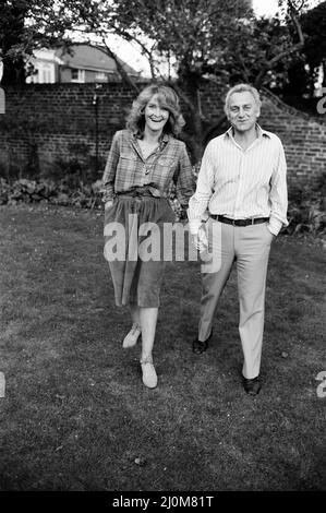 Schauspieler John Thaw mit seiner Schauspielerin Frau Sheila Hancock, abgebildet in ihrem Haus in Chiswick. 7. Mai 1981. Stockfoto