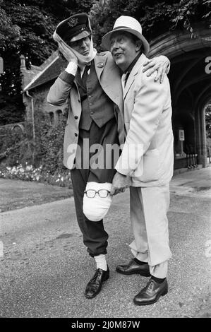 Eric Morecambe und Tom Baker vor Ort im Hever Castle, wo sie einen Comedy-Film drehen. 18.. August 1982. Stockfoto