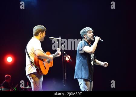 MIAMI, FL - 18. MÄRZ: Jose Manuel Munoz Calvo und David Munoz Calvo von Estopa spielen am 18. März 2022 live auf der Bühne des James L Knight Center in Miami, Florida. (Foto von JL/Sipa USA) Quelle: SIPA USA/Alamy Live News Stockfoto