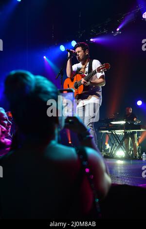 MIAMI, FL - 18. MÄRZ: Jose Manuel Munoz Calvo und David Munoz Calvo von Estopa spielen am 18. März 2022 live auf der Bühne des James L Knight Center in Miami, Florida. (Foto von JL/Sipa USA) Quelle: SIPA USA/Alamy Live News Stockfoto