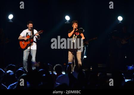 MIAMI, FL - 18. MÄRZ: Jose Manuel Munoz Calvo und David Munoz Calvo von Estopa spielen am 18. März 2022 live auf der Bühne des James L Knight Center in Miami, Florida. (Foto von JL/Sipa USA) Quelle: SIPA USA/Alamy Live News Stockfoto