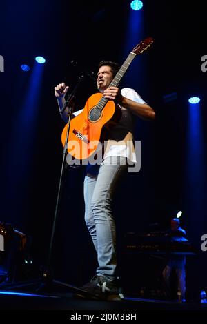 MIAMI, FL - 18. MÄRZ: Jose Manuel Munoz Calvo von Estopa tritt am 18. März 2022 in Miami, Florida, live auf der Bühne im James L Knight Center auf. (Foto von JL/Sipa USA) Quelle: SIPA USA/Alamy Live News Stockfoto